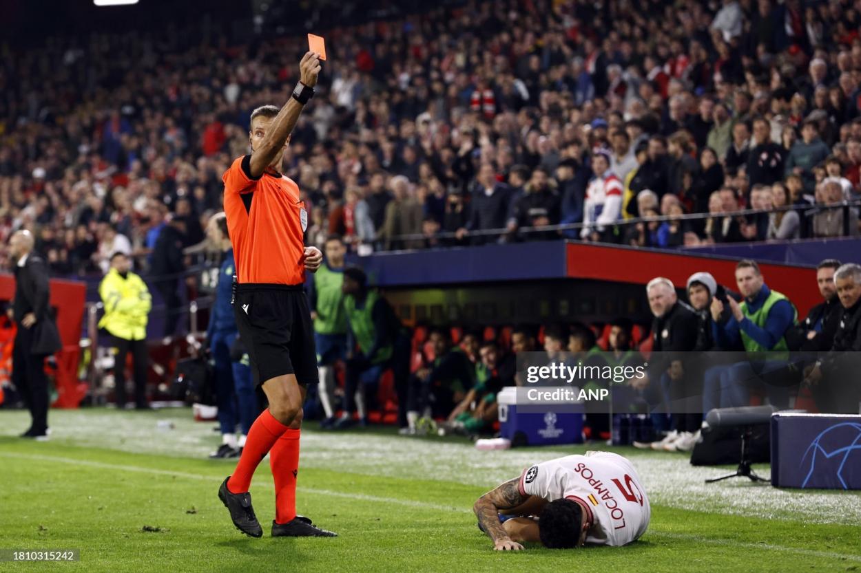 Lucas Ocampos recibiendo la roja que condicionó al Sevilla  |  Foto: Gettyimages