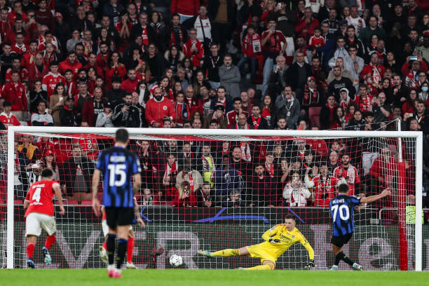Momento en el que Alexis Sánchez lanzó el penalti con el que el Inter empató el encuentro. Foto: Getty Images