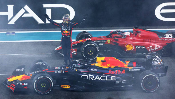 .Verstappen encima del coche | Fuente: Getty Images