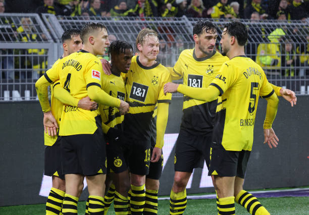 Los jugadores del <strong><a  data-cke-saved-href='https://www.vavel.com/es/futbol-internacional/2023/11/23/premier-league/1163885-klopp-y-pep-una-rivalidad-eterna.html' href='https://www.vavel.com/es/futbol-internacional/2023/11/23/premier-league/1163885-klopp-y-pep-una-rivalidad-eterna.html'>Borussia Dortmund</a></strong> celebrando el gol frente el Borussia M'Gladbach. Foto: Getty Images