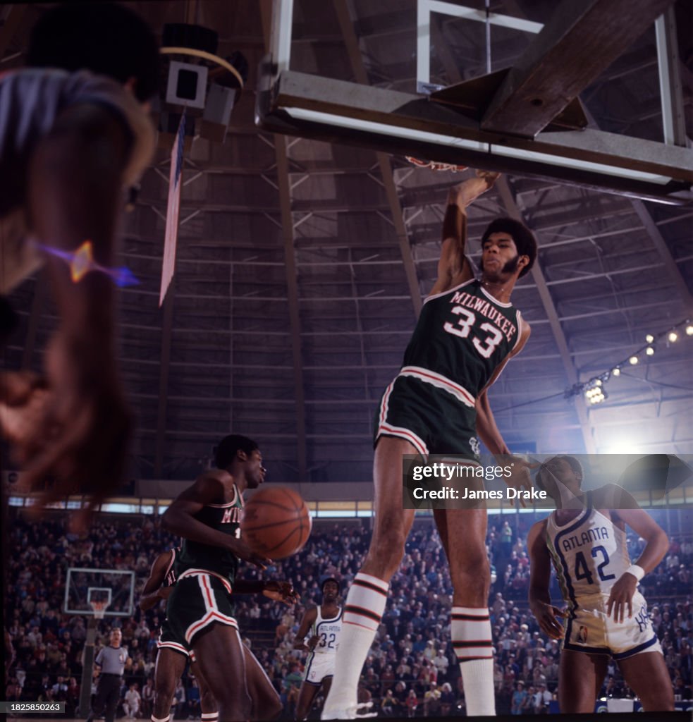 ATLANTA, GEORGIA - OCTOBER 17, 1970: Kareem Abdul-Jabbar #33 of the <strong><a  data-cke-saved-href='https://www.vavel.com/en-us/nba/2024/02/18/1172997-nba-all-star-2024-preview-time-to-shine.html' href='https://www.vavel.com/en-us/nba/2024/02/18/1172997-nba-all-star-2024-preview-time-to-shine.html'>Milwaukee Bucks</a></strong> dunks during a game against the Atlanta Hawks at the Alexander Memorial Coliseum in Atlanta, Georgia. (Photo by James Drake/Getty Images)
