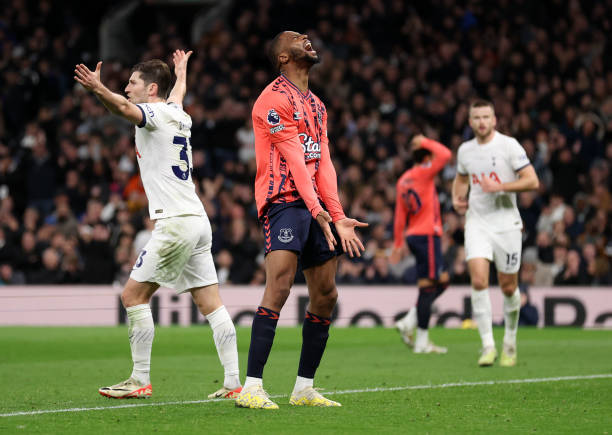 Los jugadores del Everton lamentándose cotra el Tottenham. Foto: Getty Images