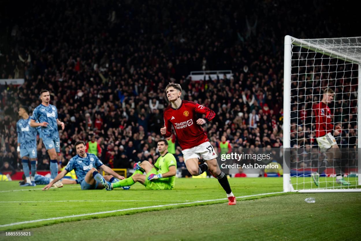 Garnacho remontando al &lt;strong&gt;&lt;a  data-cke-saved-href='https://www.vavel.com/es/futbol-internacional/2024/07/20/premier-league/1189037-nunca-dejes-escapar-aquello-que-quieres.html' href='https://www.vavel.com/es/futbol-internacional/2024/07/20/premier-league/1189037-nunca-dejes-escapar-aquello-que-quieres.html'&gt;Aston Villa&lt;/a&gt;&lt;/strong&gt;/ Fuente: Getty Images