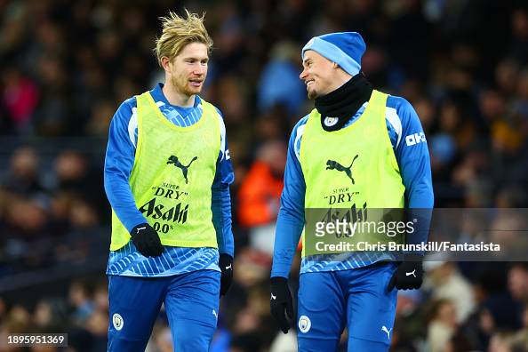 Kevin De Bruyne and Kalvin Phillips warming up for <strong><a  data-cke-saved-href='https://www.vavel.com/en-us/soccer/2023/05/16/1146909-real-madrid-looking-to-get-past-manchester-city-and-into-another-champions-league-final.html' href='https://www.vavel.com/en-us/soccer/2023/05/16/1146909-real-madrid-looking-to-get-past-manchester-city-and-into-another-champions-league-final.html'>Manchester City</a></strong>. Photo: Chris Brunskill/Fantasista, gettyimages