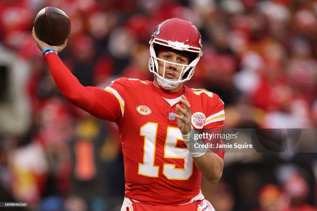 <strong><a  data-cke-saved-href='https://www.vavel.com/en-us/nfl/2023/12/25/1166919-radiers-defensive-brilliance-sees-chiefs-crumble-on-christmas-day.html' href='https://www.vavel.com/en-us/nfl/2023/12/25/1166919-radiers-defensive-brilliance-sees-chiefs-crumble-on-christmas-day.html'>Patrick Mahomes</a></strong> #15 of the Kansas City Chiefs throws a pass during the second quarter against the Cincinnati Bengals at GEHA Field at Arrowhead Stadium on December 31, 2023 in Kansas City, Missouri. (Photo by Jamie Squire/Getty Images)
