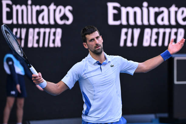 Djokovic levantando los branzos, desesperado en el duelo contra taylor Fritz. Foto: Gettty Images