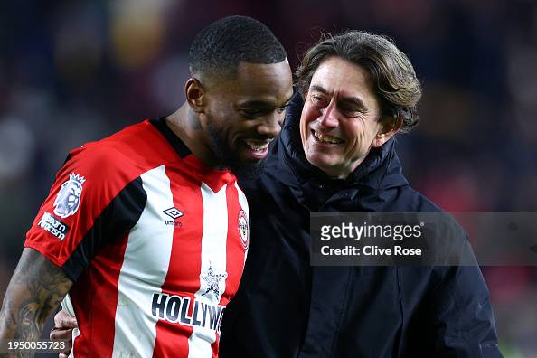 Ivan Toney of Brentford speaks with manager Thomas Frank. Photo: Clive Rose, gettyimages