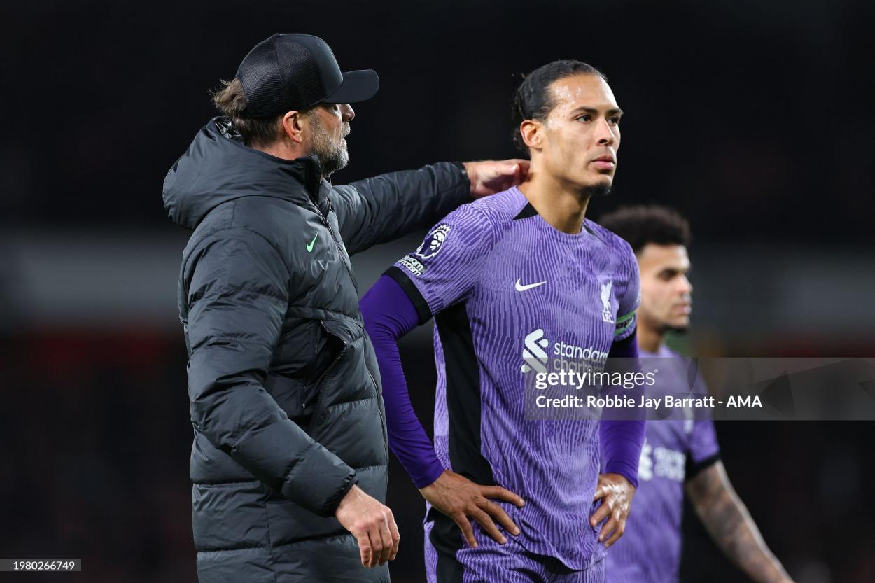 Jurgen Klopp consoles Van Dijk (Photo by Robbie Jay Barratt - AMA/Getty Images)