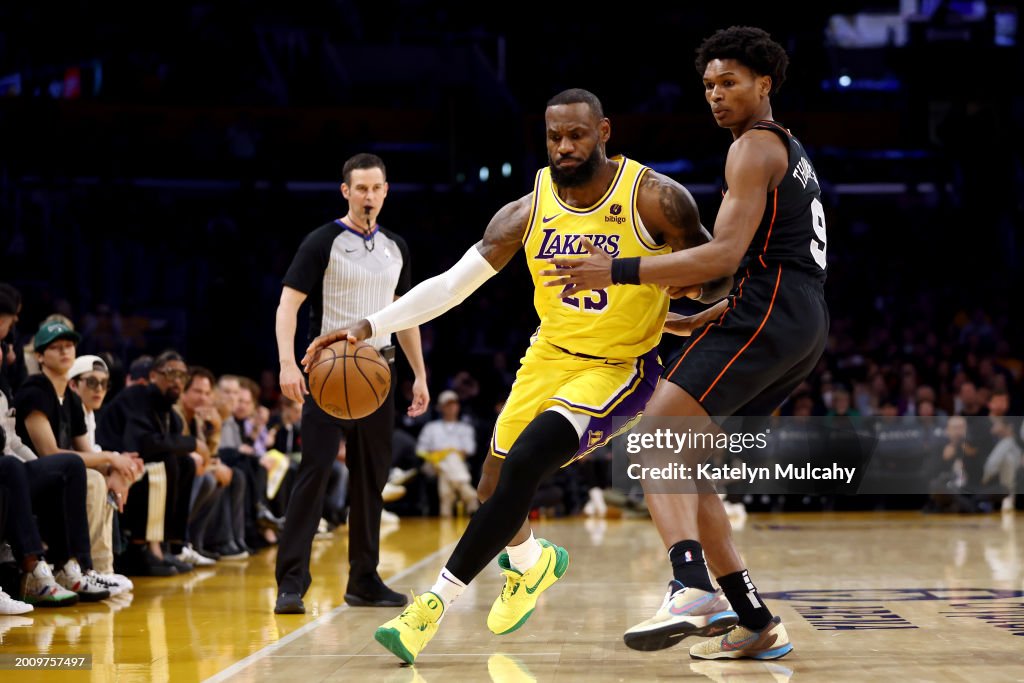 LOS ANGELES, CALIFORNIA - FEBRUARY 13: <strong><a  data-cke-saved-href='https://www.vavel.com/en-us/nba/2024/01/20/1169353-the-nba-goes-to-netflixthe-bank-of-ball.html' href='https://www.vavel.com/en-us/nba/2024/01/20/1169353-the-nba-goes-to-netflixthe-bank-of-ball.html'>LeBron James</a></strong> #23 of the Los Angeles Lakers drives to the basket against Ausar Thompson #9 of the Detroit Pistons during the first quarter at Crypto.com Arena on February 13, 2024 in Los Angeles, California. NOTE TO USER: User expressly acknowledges and agrees that, by downloading and or using this photograph, user is consenting to the terms and conditions of the Getty Images License Agreement. (Photo by Katelyn Mulcahy/Getty Images)