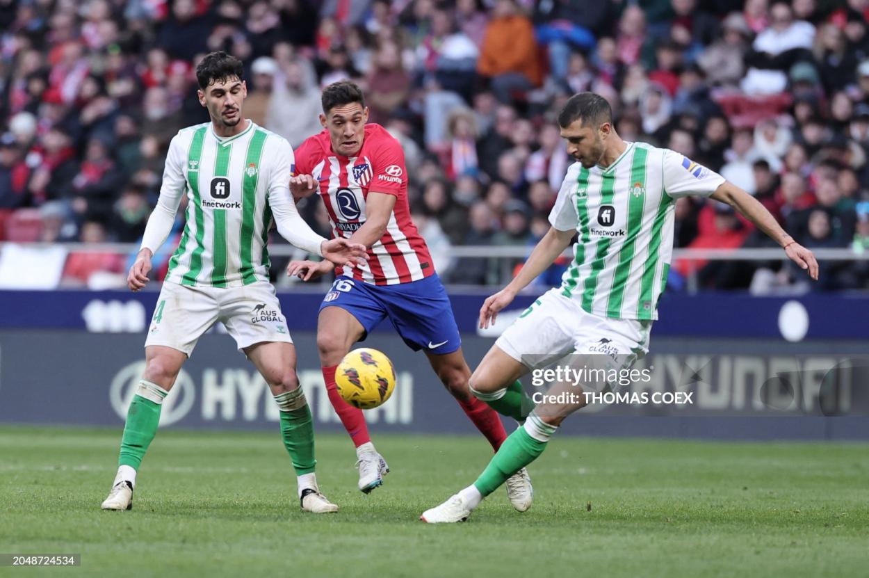 Johnny Cardoso y Guido Rodríguez ante el Atlético de Madrid / Fuente: Getty Images