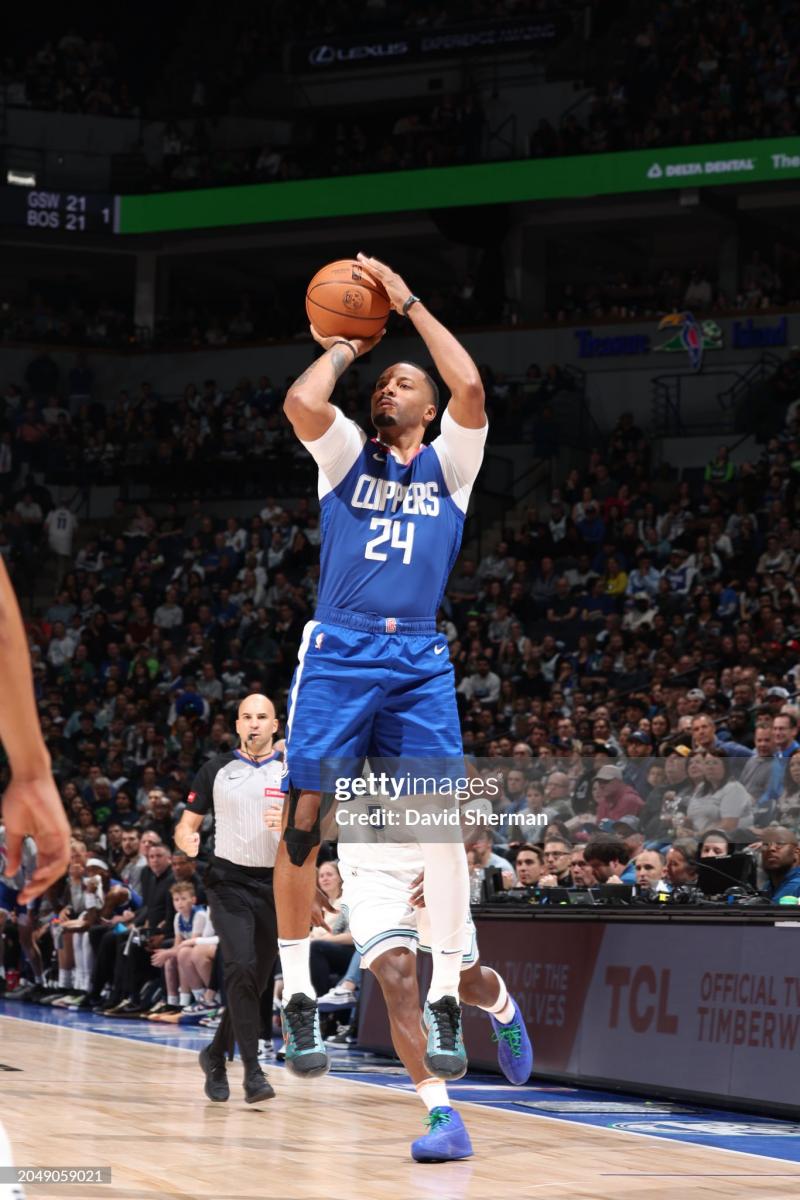 Norman Powell pulls up from three point range (Photo by David Sherman/NBAE via Getty Images)
