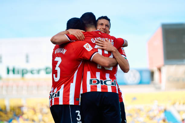 Gorka Guruzeta celebrando su gol con Vivan y Óscar de Marcos / Fuente: Getty Images
