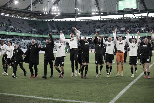 Los jugadores del Augsburgo celebran la victoria | Fuente: Getty Images 