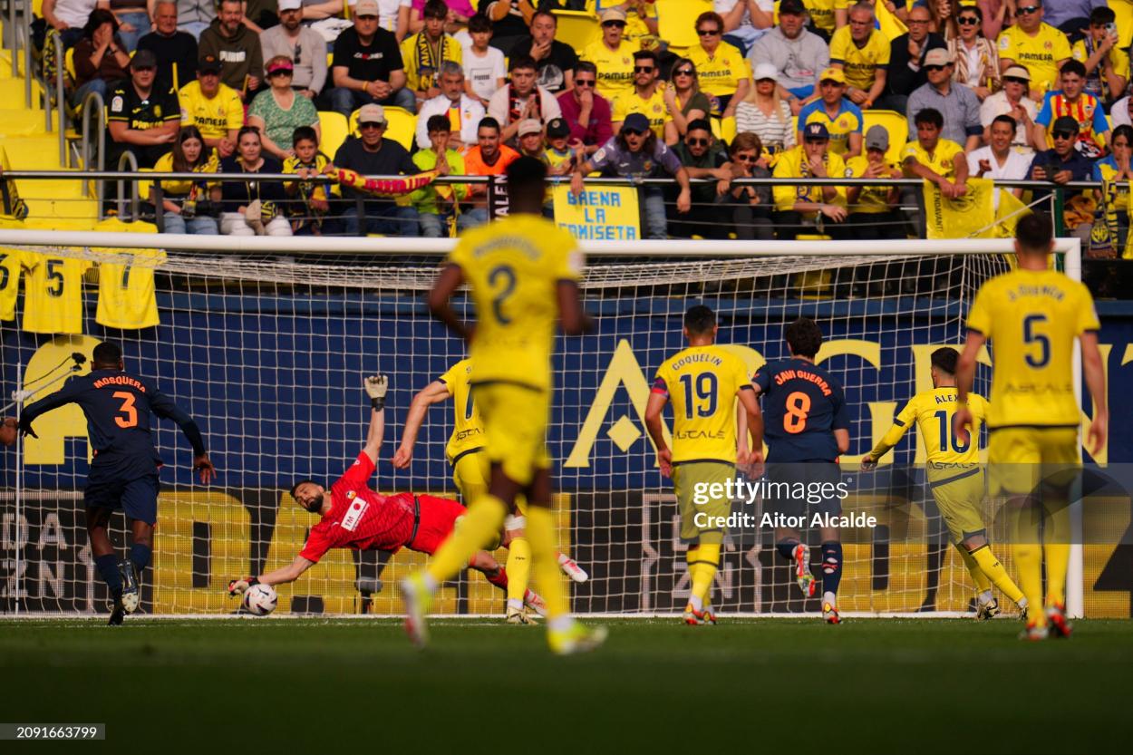 Mamardashvili parando el penalti disparado por Álex Baena/ Fuente: Getty Imagrs