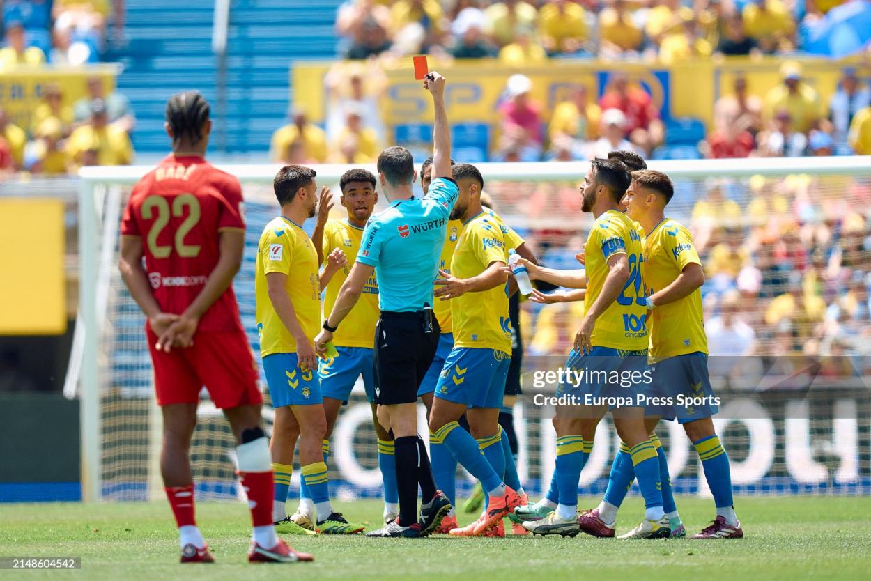 El árbitro amonestando con roja a Saúl Coco  | Foto: Gettyimages