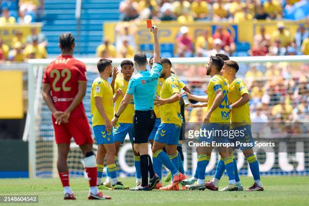Expulsión de Saúl Coco en el minuto tres de partido | Foto: Getty Images