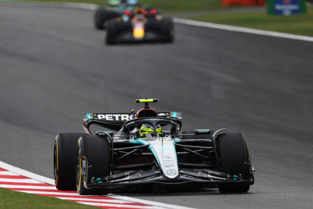 Lewis Hamilton of Great Britain driving the (44) Mercedes AMG Petronas F1 Team W15 leads Max Verstappen of the Netherlands driving the (1) Oracle Red Bull Racing RB20 on track during the Sprint ahead of the F1 Grand Prix of China at Shanghai International Circuit on April 20, 2024 in Shanghai, China. (Photo by Lintao Zhang/Getty Images )