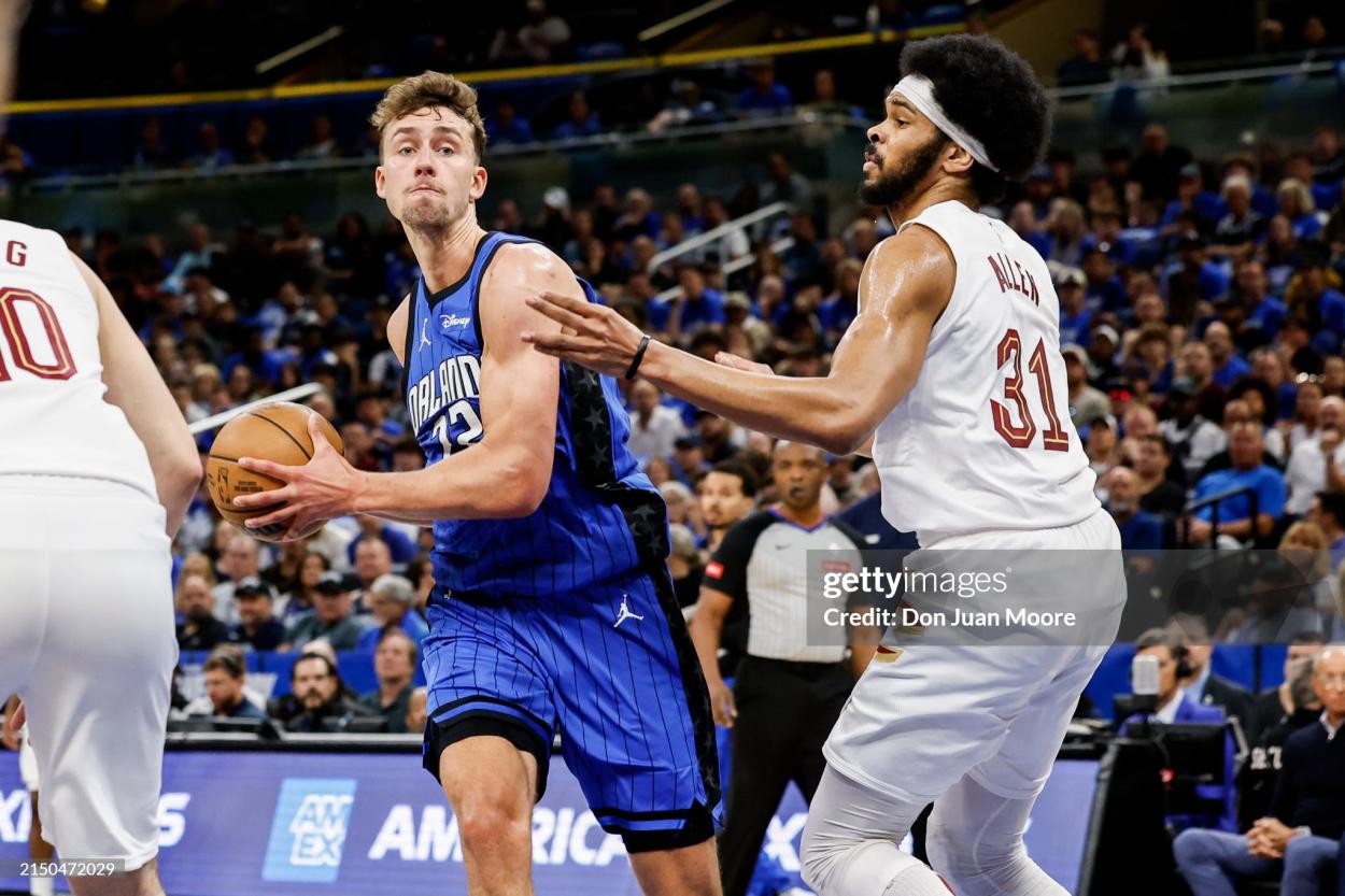 Jarrett Allen defending against <strong><a  data-cke-saved-href='https://www.vavel.com/en-us/nba/2024/03/26/1177491-preview-golden-state-warriors-vs-orlando-magic-the-fight-for-a-place-in-the-play-in-continues.html' href='https://www.vavel.com/en-us/nba/2024/03/26/1177491-preview-golden-state-warriors-vs-orlando-magic-the-fight-for-a-place-in-the-play-in-continues.html'>Franz Wagner</a></strong> (Photo by Don Juan Moore/Getty Images)
