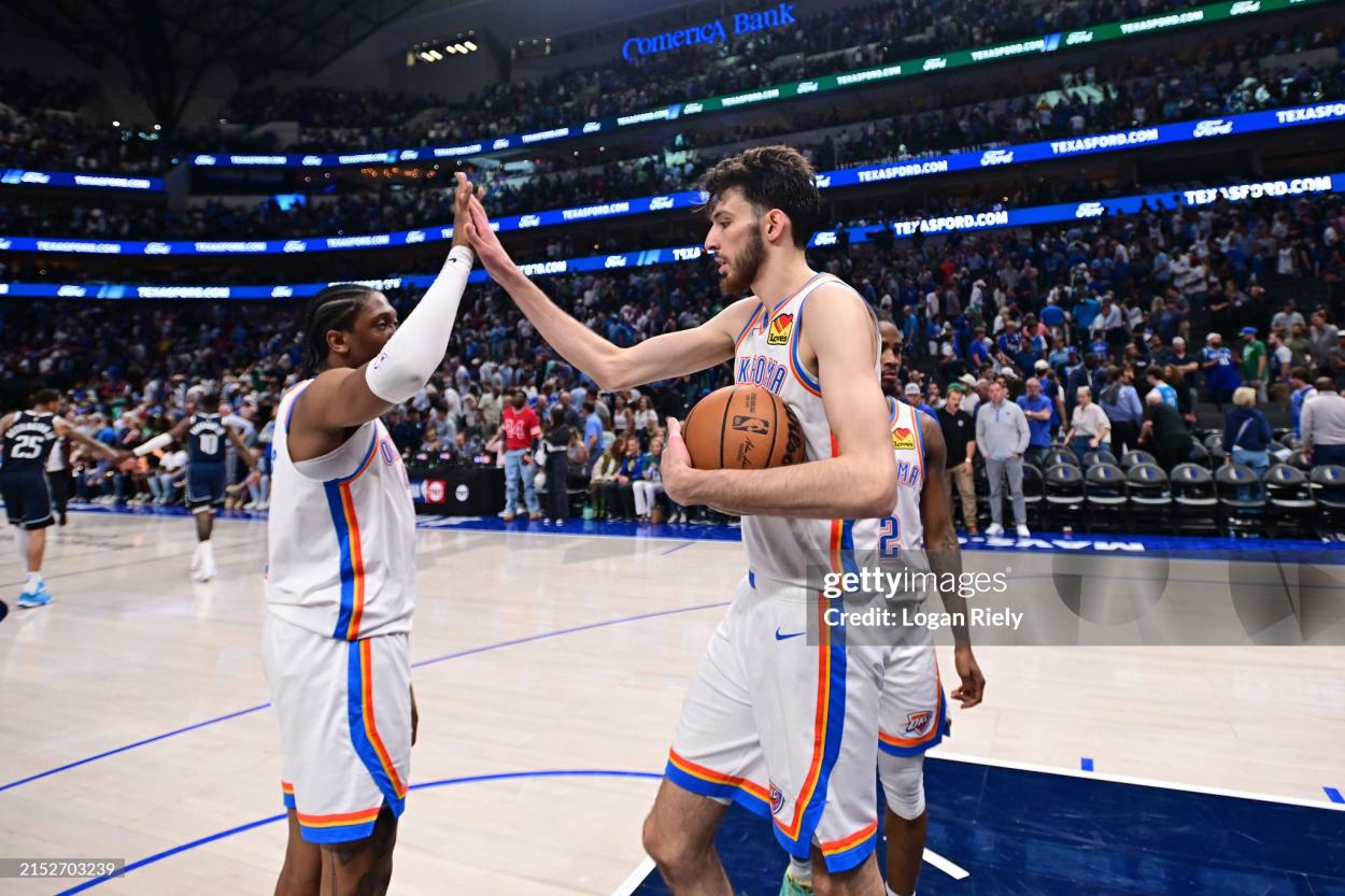 HUNGER NACH MEHR ... Jalen Williams (im Bild links) und Chet Homgren (rechts) waren in der vergangenen Saison beide die rechten Männer von Gilgeous-Alexander und genießen beide hohes Ansehen. (Foto: Logan Riely über Getty Images)