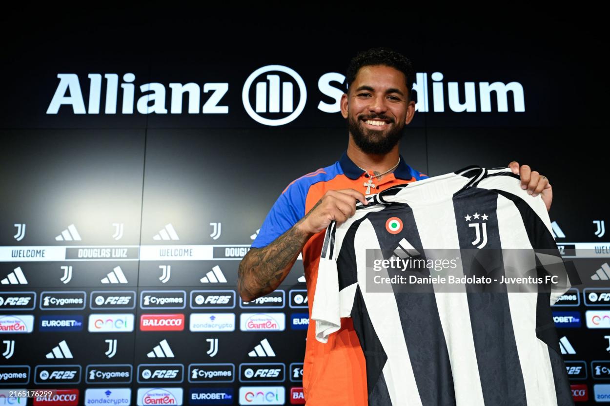 &lt;strong&gt;&lt;a  data-cke-saved-href='https://www.vavel.com/es/futbol-internacional/2024/02/11/premier-league/1172130-super-mctominay-al-rescate.html' href='https://www.vavel.com/es/futbol-internacional/2024/02/11/premier-league/1172130-super-mctominay-al-rescate.html'&gt;Douglas Luiz&lt;/a&gt;&lt;/strong&gt; con la camiseta de la Juventus/ Fuente: Getty Images