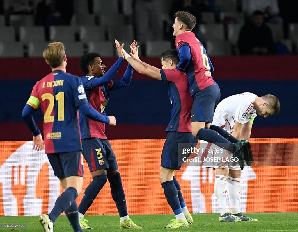 Les joueurs de Barcelone célèbrent le 100e but de Robert Lewandowski en Ligue des Champions contre Brest. (Photo de JOSEP LAGO/Getty Images)