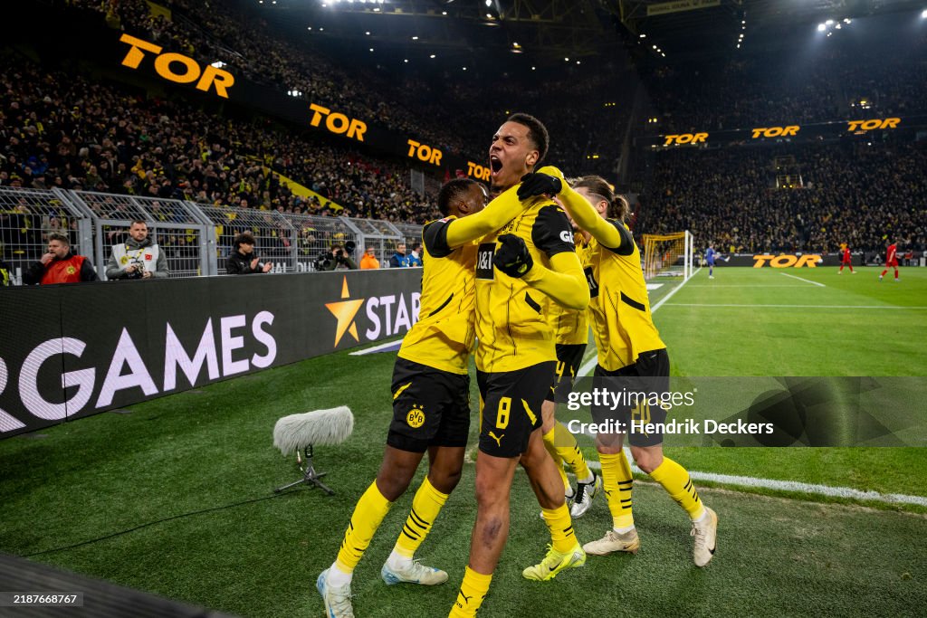 Para pemain BVB merayakan gol pembuka mereka. (Foto dari Hendrik Deckers/Getty Images)