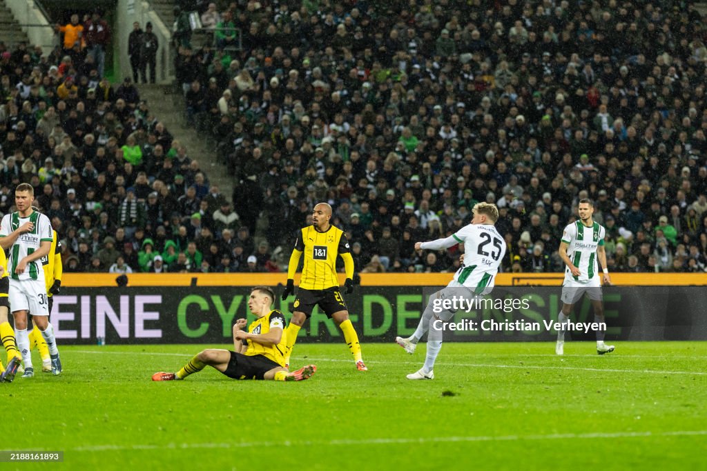 Donyell Malen et Nico Schlotterbeck du Borussia Dortmund contre Gladbach. (Photo de Christian Verheyen/Getty Images)