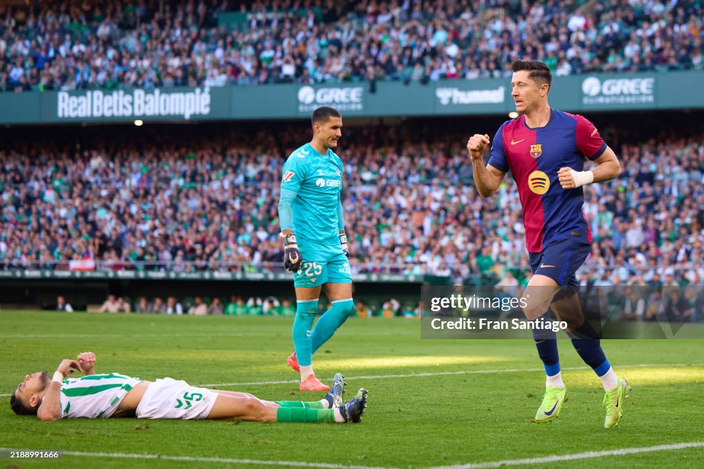 Lewandowski marque contre le Real Betis. (Photo de Fran Santiago/Getty Images)