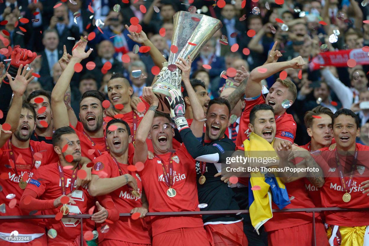 El Sevilla de la 14/15, levantando la UEFA ganada al Dnipro | Foto: Gettyimages