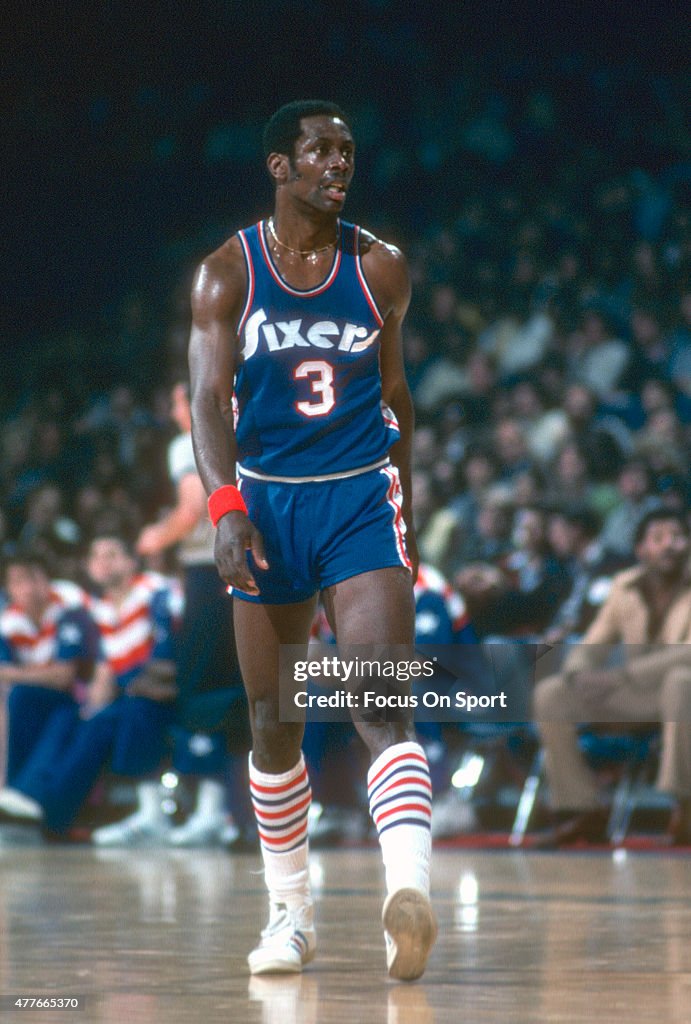 LANDOVER, MD - CIRCA 1975: Fred Carter #3 of the Philadelphia 76ers walks up court against the Washington Bullets during an NBA basketball game circa 1975 at the Capital Centre in Landover, Maryland. Carter played for the 76ers from 1971-76. (Photo by Focus on Sport/Getty Images)