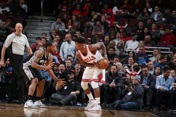 Kawhi Leonard defendiendo a Jimmy Butler | Foto: NBA.com (Spurs)