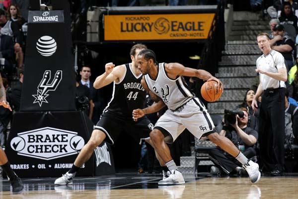 Kawhi ante un rival de los Nets | Foto: NBA.com (San Antonio Spurs)