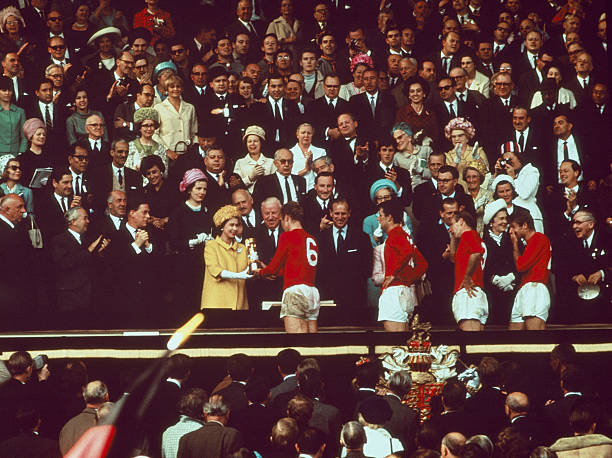 La Reina Isabel II le otorga la copa a Moore / Fuente: Getty Images