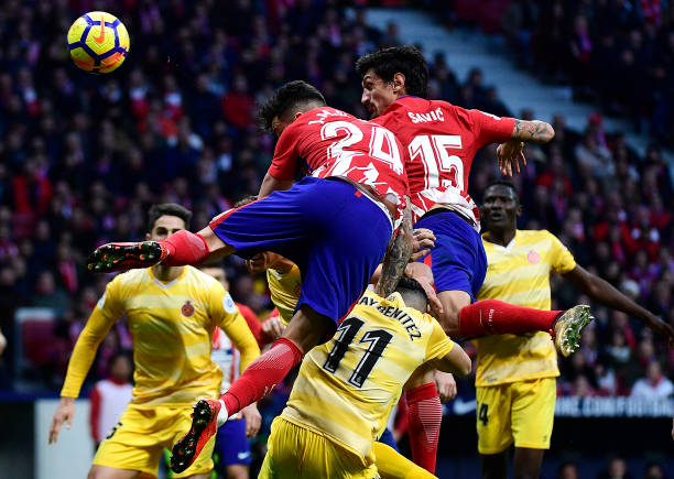 Savic y Giménez disputando un balón frente al Girona. Foto: Getty Images.