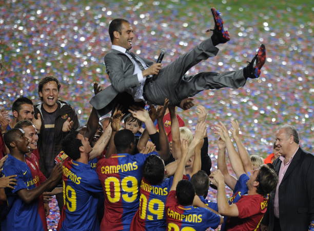El FC Barcelona alzando a Pep Guardiola | Foto: Getty Images