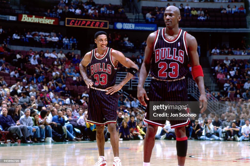 LOS ANGELES, CA - DECEMBER 2: Scottie Pippen #33 and Michael Jordan #23 of the <strong><a  data-cke-saved-href='https://www.vavel.com/en-us/nba/2023/12/16/1166261-nba-where-next-for-zach-lavine.html' href='https://www.vavel.com/en-us/nba/2023/12/16/1166261-nba-where-next-for-zach-lavine.html'>Chicago Bulls</a></strong> during the game against the LA Clippers on December 2, 1995 at the Los Angeles Memorial Sports Arena in Los Angeles, California. NOTE TO USER: User expressly acknowledges and agrees that, by downloading and/or using this photograph, user is consenting to the terms and conditions of the Getty Images License Agreement. Mandatory Copyright Notice: Copyright 1995 NBAE (Photo by Jon Soohoo/NBAE via Getty Images