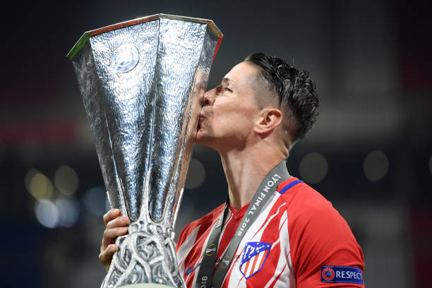 Fernando Torres besando el trofeo de la Uefa Europa League con el Atletico de Madrid. Getty Images