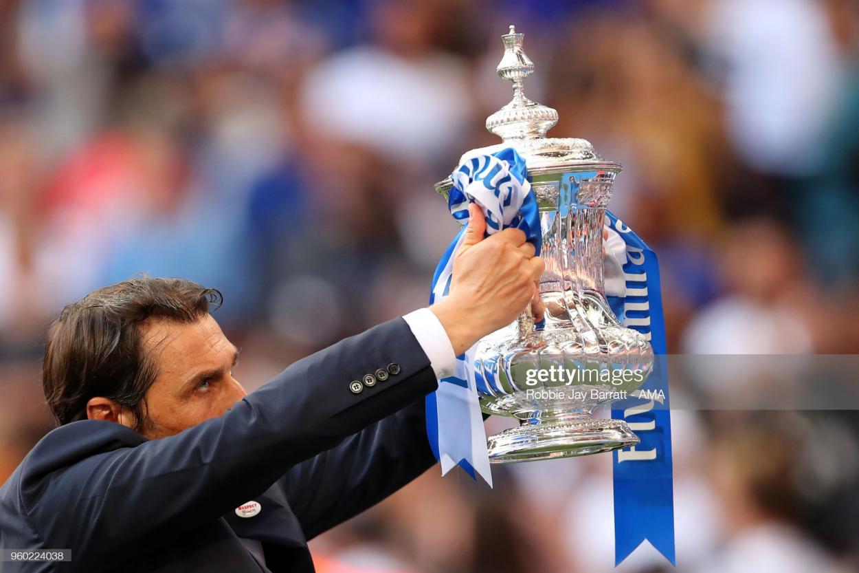 Antonio Conte lifts the FA Cup. (Photo by Robbie Jay Barratt - AMA/Getty Images)