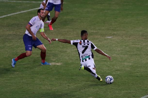 Arremate fatal de Matheus Gonçalves para o 3 a 1 (Felipe Santos/Ceará SC)