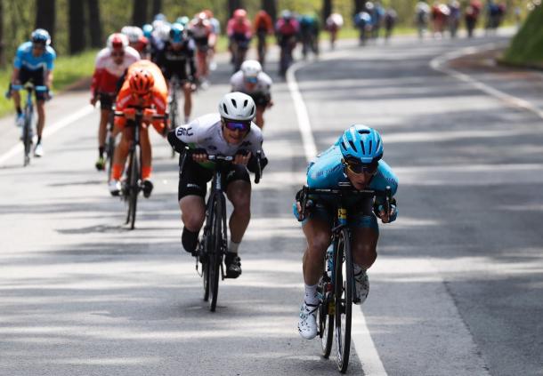 Pello bilbao (Astana) y Ben King (Dimension Data) durante la bajada | Foto: @PhotoGomezSport