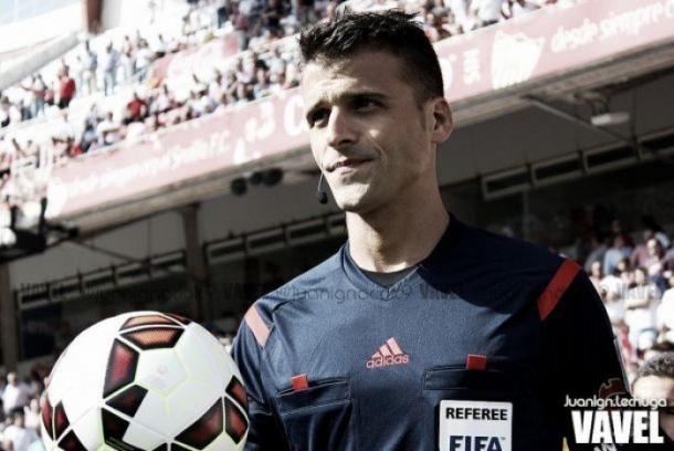 Gil Manzano con el balón en la mano antes del partido / Juan Ign.lechuga (VAVEL)