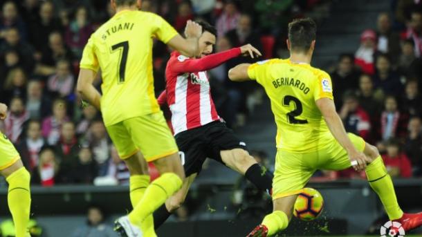 Stuani y Bernardo le disputan un balón a Raul Garcia | Foto: Girona FC