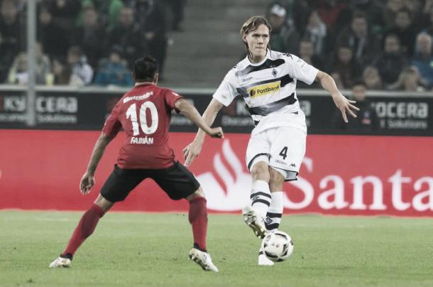 Vestergaard disputando un balon en el último encuentro disputado en el Borussia Park / FOTO: borussia.de