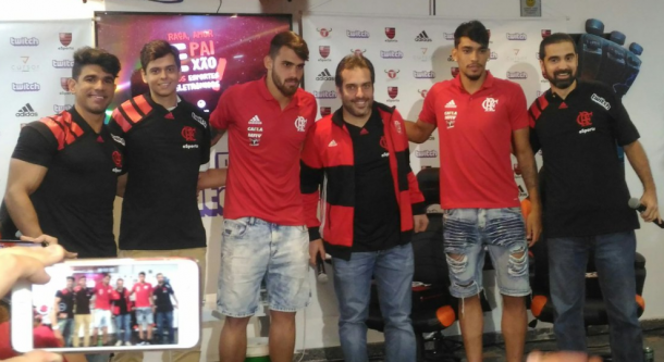 Vizeu e Paquetá participaram do lançamento da camisa do Flamengo eSports (Foto: Rafael Tartaglia/VAVEL Brasil)