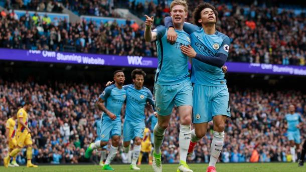 De Bruyne e Sanè esultano, www.premierleague.com