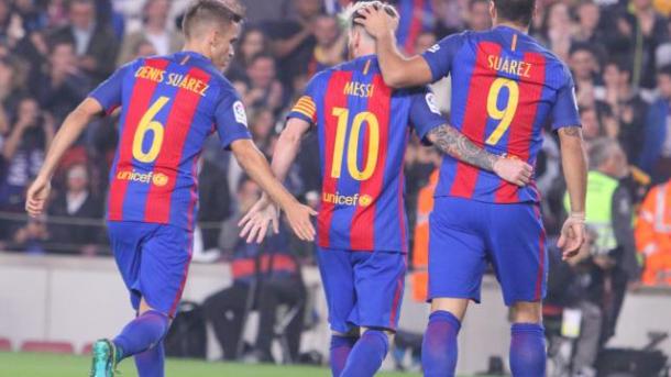 Los jugadores del Barça celebran el gol de Rafinha