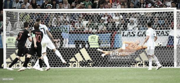 Modric observa como su lanzamiento se convertía en el 2-0 frente a Argentina / Fuente: Getty Images