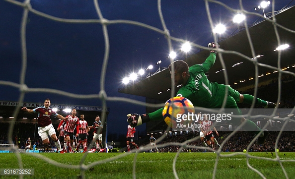 Gol del Burnley en la última derrota del Southampton en Premier | Foto: Getty Images