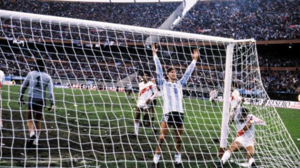 Ricargo Gareca convierte el empate agónico y lo festeja abajao del arco mirando a la tribuna repleta de argentinos del Monumental | Foto: La Nación