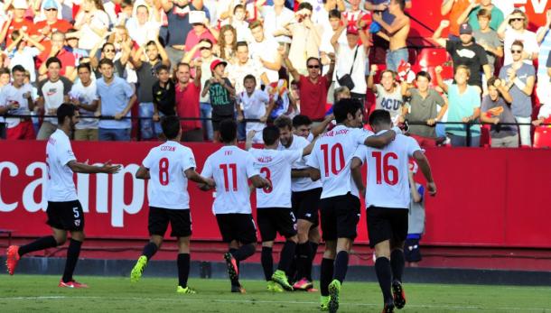 Los jugadores del Sevilla Atlético celebran un gol ante el Huesca con su afición | Foto: SevillaFC